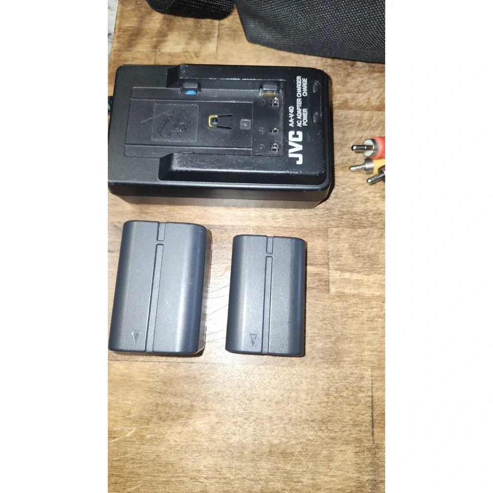 JVC GR-DVL805U Camcorder Silver W/ BATTERIES, CASE, CHARGER & Cords WORKS
